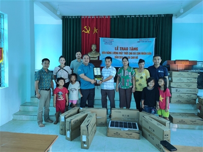 Trao tặng đèn năng lượng mặt trời cho nhân dân bản Seo Hai, xã Can Hồ, huyện Mường Tè, tỉnh Lai Châu